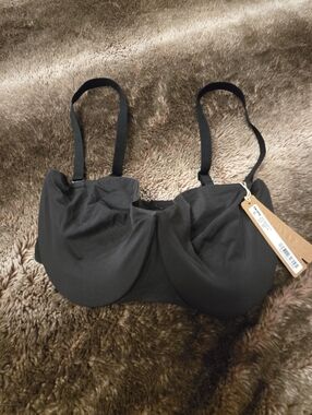 SKIMS NWT Size 32DD Black Bra with Adjustable Straps